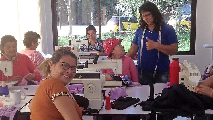 Die Frauen, die einen Nähkurs erfolgreich abgeschlossen haben, bekommen eine Nähmaschine und Zubehör geschenkt.