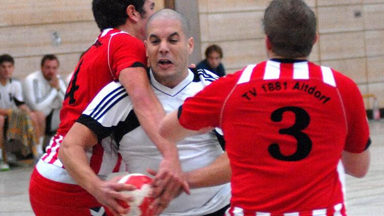 Ahmed Labassi  bahnt sich in dieser Szene durch zwei Altdorfer hindurch den Weg zum Tor. Foto: herzopress