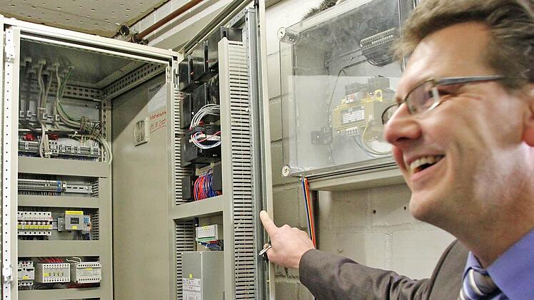 Auch für Jürgen Oswald ist der Blick in die Steuerungsanlage interessant. Sie sorgt dafür, dass der Generator bei Bedarf anspringt.
