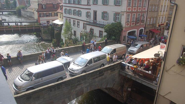 Leichenwagen an Leichenwagen reihten sich auf der Oberen Brücke. Foto: Andrea Rippstein