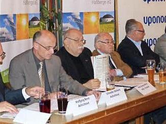 Sie gaben für die Bürgerenergiegenossenschaft (BEG) Auskunft (von links): Hofheims Bürgermeister Wolfgang Borst und Landrat Wilhelm Schneider vertraten den Aufsichtsrat; Kreishandwerksmeister Hans-Georg Häfner, Siegmund Kerker und Rudi Eck bilden den Vorstand; Oskar Böhm zeichnet als Geschäftsführer verantwortlich.  Foto: Manfred Wagner