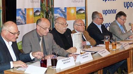 Sie gaben für die Bürgerenergiegenossenschaft (BEG) Auskunft (von links): Hofheims Bürgermeister Wolfgang Borst und Landrat Wilhelm Schneider vertraten den Aufsichtsrat; Kreishandwerksmeister Hans-Georg Häfner, Siegmund Kerker und Rudi Eck bilden den Vorstand; Oskar Böhm zeichnet als Geschäftsführer verantwortlich.  Foto: Manfred Wagner