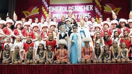 Die ganze närrische Schar auf der Bühne Foto: FHN