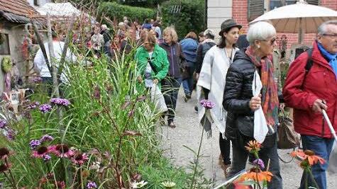 Das Gelände rund um Schloss Weingartsgreuth bot das perfekte Ambiente für die Gartenausstellung. Foto: Evi Seeger
