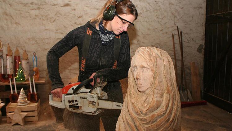 Die Schnitzerin arbeitet an einer Madonnenfigur. Foto: Evi Seeger