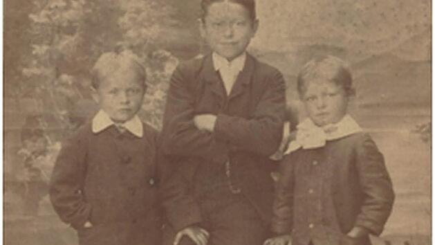 Die drei H&uuml;mmerbr&uuml;der um 1890. In der Mitte Heinrich, links Josef und rechts Hans.