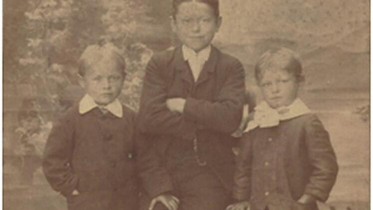 Die drei Hümmerbrüder um 1890. In der Mitte Heinrich, links Josef und rechts Hans.