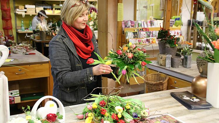 Floristin Karin Burger-Zösch arrangiert aus Schnittblumen mit Gräsern und Zweigen einen Blumenstrauß. Fotos: Ronald Heck