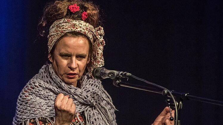 Nessi Tausendschön bei ihrem Auftritt im "Schwarzen Bären". Foto: Jochen Berger