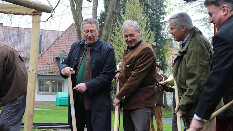 Die Prominenz beim Pflanzen.  Foto: Adriane Lochner