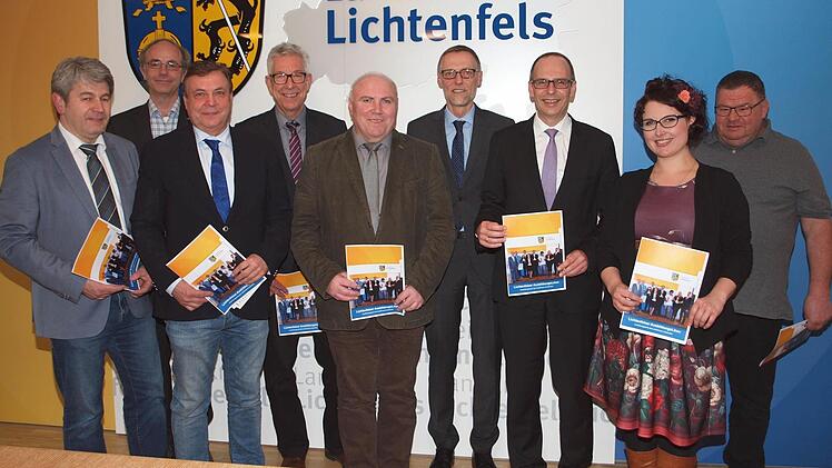 Landrat Christian Meißner (Dritter rechts) hat in Gegenwart von (von links) Helmut Kurz, Peter Belina, Wilhelm Wasikowski, Hans-Jürgen Lichy, Wolfgang Fischer, Hartmut Büchner, Ulrike Präcklein und Mathias Söllner zum sechsten Mal den "Lichtenfelser Ausbildungslöwen" ausgelobt. Foto: Alfred Thieret