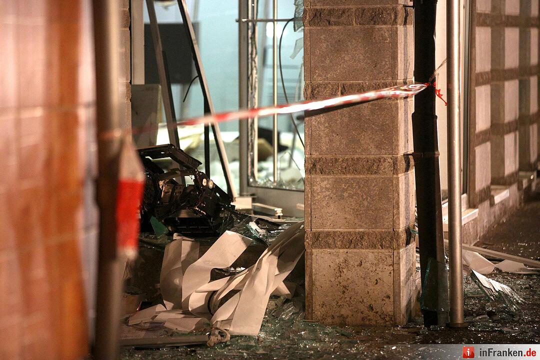 Unbekannte sprengen Geldautomat im Kreis Schweinfurt – Großfahndung läuft