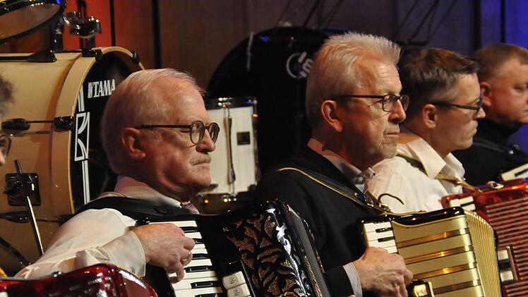 Für das Akkordeonorchester ist das Elternkonzert ein idealer Ort seine Leistungen zu zeigen. Foto: Peter Klopf