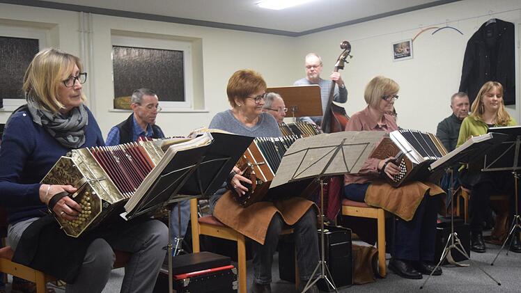 Ihre Leidenschaft sind rhythmische Tangos - nun muss das Bandonion-Ensemble die Volksmusik intensiv proben, damit sie bei "Musik und Xang" glänzen können.  Foto: Daniela Pondelicek