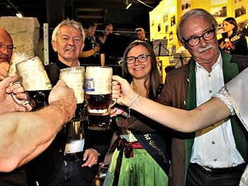 Auf den ersten Schluck des neuen Kreisla hatten alle gewartet: Im Bild (von links) Bezirkstagspräsident Günther Denzler, Landrat Hans Kalb, Bierkönigin Christina Pollnick, Gerhard Ilgenfritz und Spargelprinzessin Christina I. Fotos: Evi Seeger