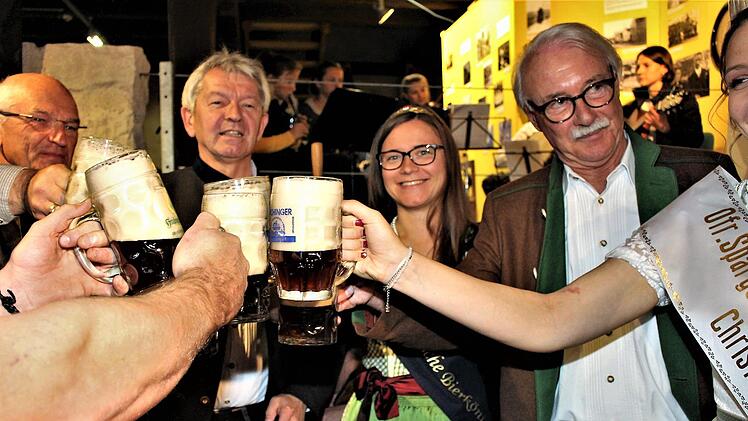 Auf den ersten Schluck des neuen Kreisla hatten alle gewartet: Im Bild (von links) Bezirkstagspräsident Günther Denzler, Landrat Hans Kalb, Bierkönigin Christina Pollnick, Gerhard Ilgenfritz und Spargelprinzessin Christina I. Fotos: Evi Seeger