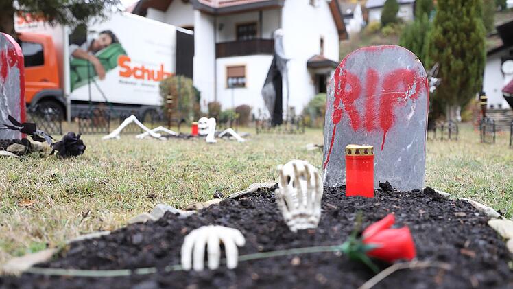 Sich zuprostende Geister, blutige Gestalten und offene Gräber: Sabrina de Groot hat sich einiges einfallen lassen, um ihren Garten in Wilhelmsthal in den zwei Wochen vor Halloween schaurig schön zu gestalten. Foto: Marian Hamacher