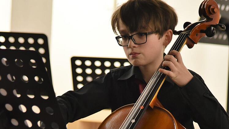 Solisten wie zum Beispiel Vincent Birkefeld am Cello begeisterten beim Weihnachtskonzert der Realschule "CO I". Foto: Gabi Arnold