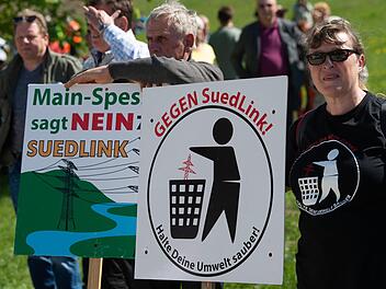Am Ostermontag demonstrierten in Thüringen tausende Menschen am Fuße der Brandenburg nahe Eisenach gegen Südlink. Dabei waren auch zahlreiche Unterfranken, etwa aus dem Raum Main-Spessart (im Foto), aus Wasserlosen und Bergrheinfeld. Im Landkreis Bad Kissingen ist es dagegen aktuell ruhig.  Foto: Swen Pförtner/dpa