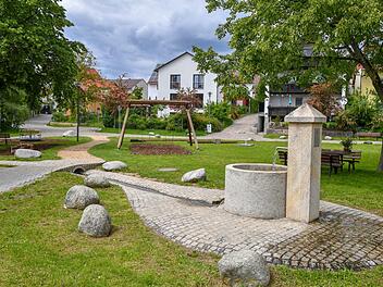Der Meedensdorfer Brunnenplatz soll in fünf Stunden verschönert und so zum "Herzplatz" werden.  Foto: Ronald Rinklef
