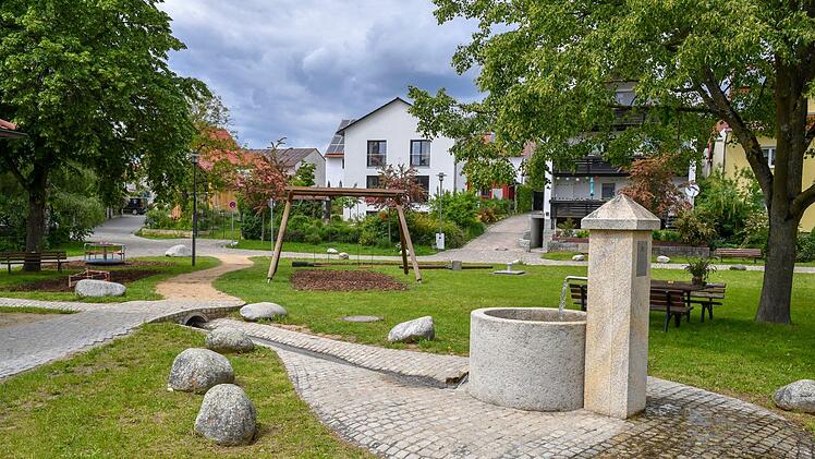 Der Meedensdorfer Brunnenplatz soll in fünf Stunden verschönert und so zum "Herzplatz" werden.  Foto: Ronald Rinklef