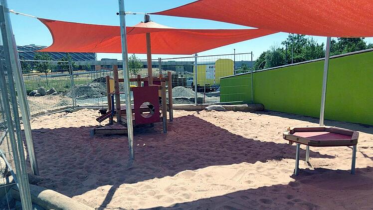 Auf dem großzügigen Außengelände gibt viel Möglichkeiten zum Spielen und Toben.