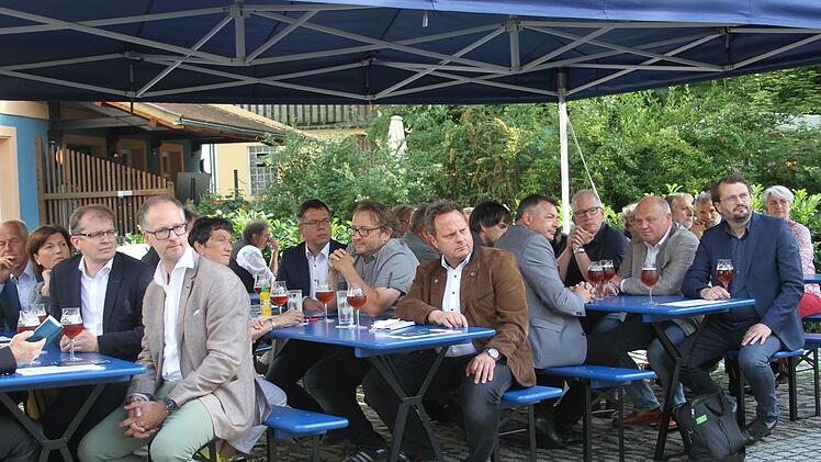 Ein Fest mit Bier und Bratwürsten - das berufliche Schulzentrum lud Ehrengäste zur Verkostung der Schülerprodukte ein.