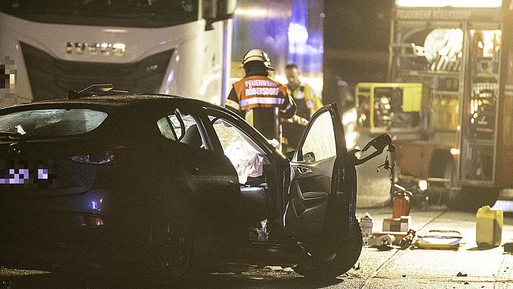 Nach Kollision mit Sattelzug: Person verstirbt noch an der Unfallstelle