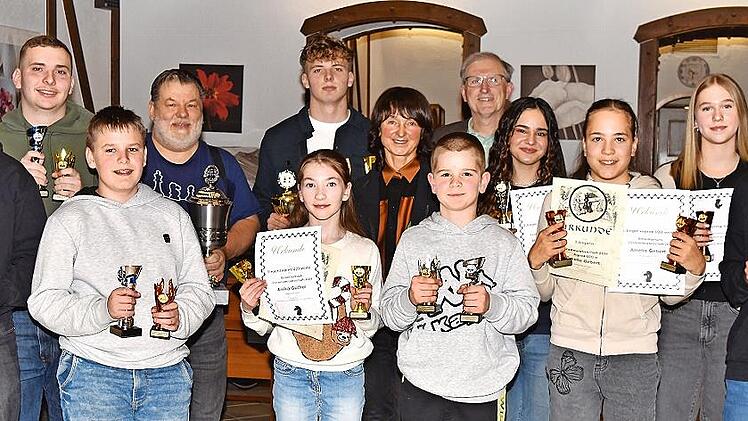 Alle erfolgreichen Teilnehmerinnen und Teilnehmer an den Stadtmeisterschaften der Schachspielervereinigung von Burgkunstadt wurden im Rahmen der Weihnachtsfeier geehrt.