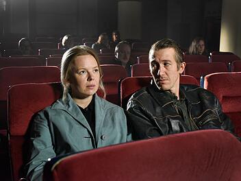 Die Angestellte Ansa (Alma P&ouml;ysti) und der Arbeiter Holappa(Jussi Vatanen) kommen sich auch ohne viele Worte oder sichtbare Gef&uuml;hle immer n&auml;her.