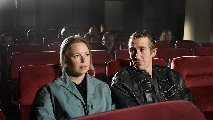 Die Angestellte Ansa (Alma P&ouml;ysti) und der Arbeiter Holappa(Jussi Vatanen) kommen sich auch ohne viele Worte oder sichtbare Gef&uuml;hle immer n&auml;her.