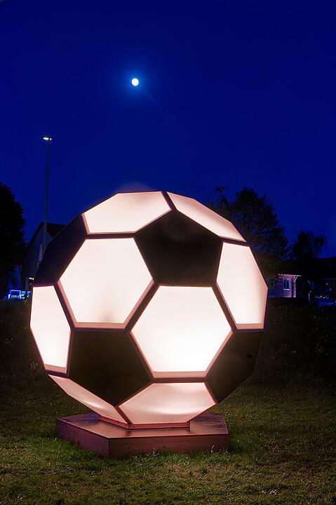 Eine magische Kulisse mit effektvoll platzierter Lichtkunst.