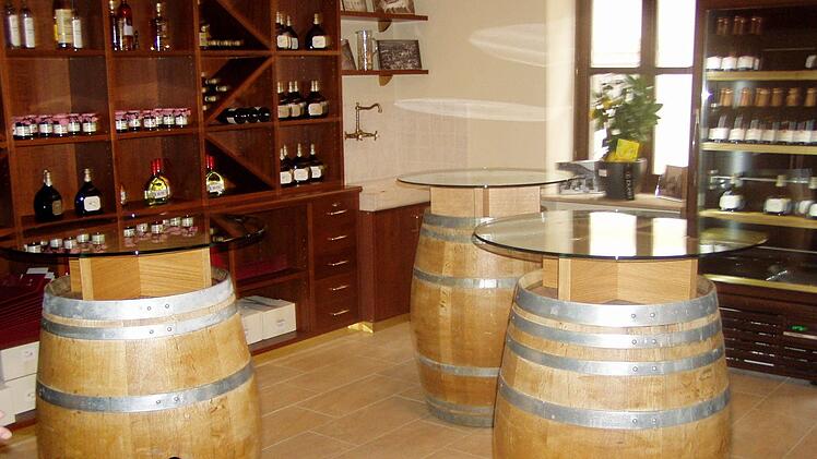 Ganz bewusst wurde auf italienische Weine verzichtet. In einer Vinothek kann man heimische Zeiler Weine verkosten.