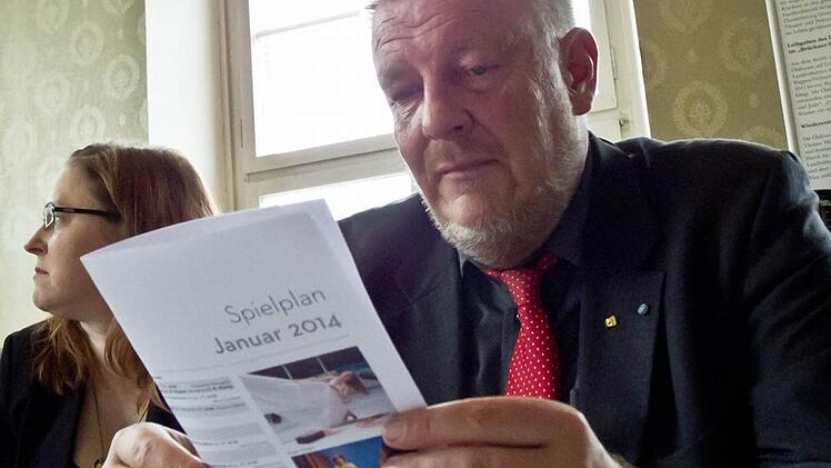 Eines der ersten Exemplare des Januar-Spielplans erhielt Coburgs Oberbürgermeister Norbert Kastner.