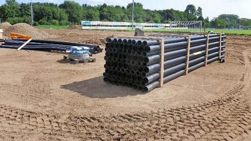 Der Bau des Kunstrasenplatzes in Sand schreitet voran. Derzeit werden die Drainagerohre, die Stromleitungen und der Blitzschutz verlegt.