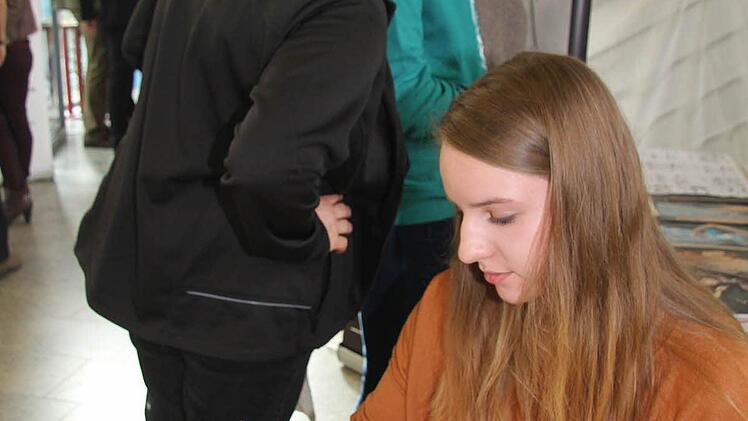 Ute Hirschmann skizziert. Sie absolviert derzeit die staatliche Bekleidungsfachschule mit Berufsfachschule Naila Foto: Sonja Adam