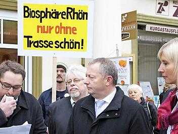 Die bayerische Umweltministerin Ulrike Scharf (von rechts) hört sich mit Landrat Thomas Bold (CSU) die Anliegen der Stromtrassen-Gegner an. Markus Stockmann von der Bürgerinitiative Gegenstrom spricht ins Mikrofon.  Fotos: Benedikt Borst