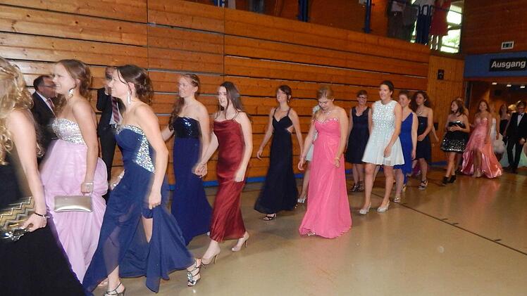 Die Abiturienten nahmen in festlicher Garderobe ihre Zeugnisse entgegen. Foto: Mona Lisa Eigenfeld