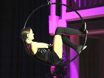 Für ein tolles Rahmenprogramm sorgten Silke (im Bild) und Matthias Ebert. Als Artistikduo "Firlefanz" begeisterten sie mit Jonglagen, Luftartistik am Vertikaltuch und einer Leuchtshow.  Fotos: Ralf Naumann