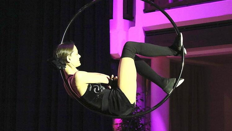 Für ein tolles Rahmenprogramm sorgten Silke (im Bild) und Matthias Ebert. Als Artistikduo "Firlefanz" begeisterten sie mit Jonglagen, Luftartistik am Vertikaltuch und einer Leuchtshow.  Fotos: Ralf Naumann