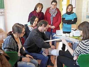 Grau ist alle Theorie: Die Schüler konnten ihr Wissen in der Praxis umsetzen und ihre Fähigkeiten am "Patienten" erproben. Foto: sn