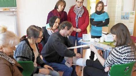 Grau ist alle Theorie: Die Schüler konnten ihr Wissen in der Praxis umsetzen und ihre Fähigkeiten am "Patienten" erproben. Foto: sn