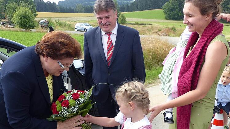 Die vierjährige Antonie von Schau überreichte Landtagspräsidentin Barbara Stamm (links) einen Biedermeier-Strauß. Mit im Bild Landrat Söllner und Antonies Mutter Natascha von Schau.