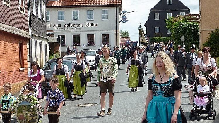Burggrubs Schützenkaiser Alexander Ehrsam (Bildmitte) führte den Festzug an.  Foto: Gerd Fleischmann