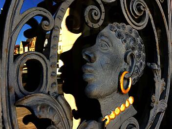 An ihm führt in Coburg kein Weg vorbei: Mohrenkopf an der Tür zum Rathaus. Foto: Jochen Berger