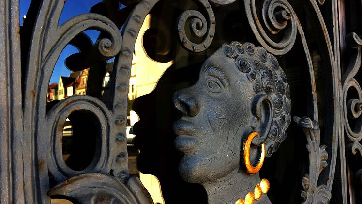 An ihm führt in Coburg kein Weg vorbei: Mohrenkopf an der Tür zum Rathaus. Foto: Jochen Berger