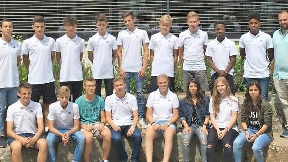 Die Teilnehmer beim DFB-Junioren-Coach mit Leiter Tobias Krapf (oben links) sowie Bernd Lohnei&szlig;, Nicolas Heckel und Alexander M&auml;nnlein (oben von rechts)  Foto: privat