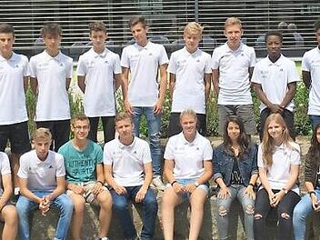 Die Teilnehmer beim DFB-Junioren-Coach mit Leiter Tobias Krapf (oben links) sowie Bernd Lohneiß, Nicolas Heckel und Alexander Männlein (oben von rechts)  Foto: privat