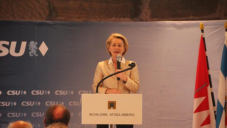 Bundesverteidigungsministerin Ursula vonder Leyen (CDU) war der Einladung nach Atzelsberg gefolgt. Foto: Jann Weckel
