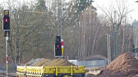 Anfang März: Mit solchen Waggons wird Schutt von der Baustelle an Gleis 3 transportiert.